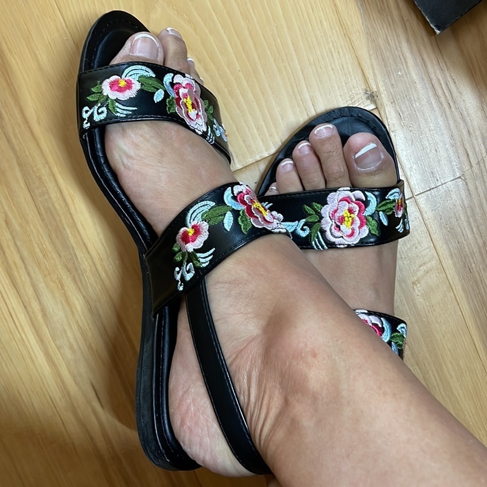 Capellin New York Embroidered Floral Dbl Straps Slide Sandals. Size 10. D3/A